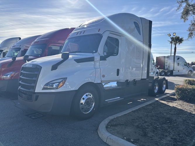 2023 Freightliner Cascadia 126" Sleeper Cab photo 2