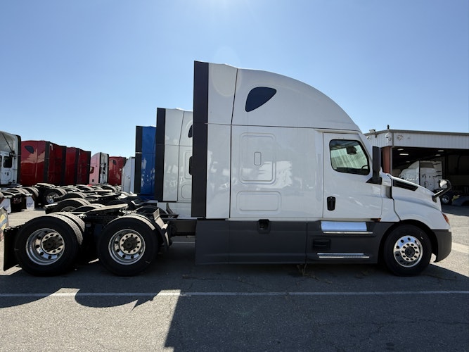 2023 Freightliner Cascadia 126" Sleeper Cab photo 4