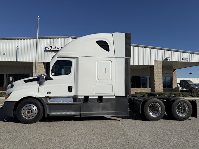 2023 Freightliner Cascadia 126" Sleeper Cab photo 2