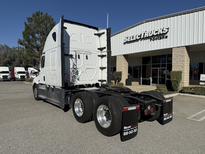 2023 Freightliner Cascadia 126" Sleeper Cab photo 3