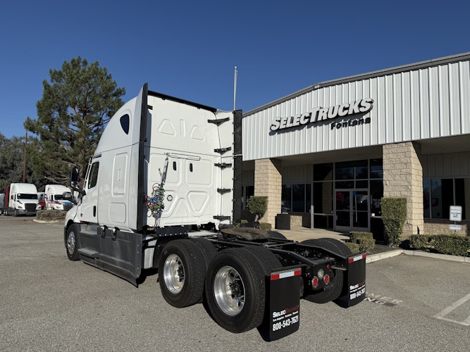 2023 Freightliner Cascadia 126" Sleeper Cab photo 2