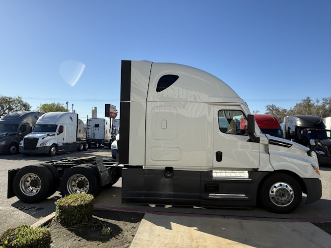 2023 Freightliner Cascadia 126" Sleeper Cab photo 4
