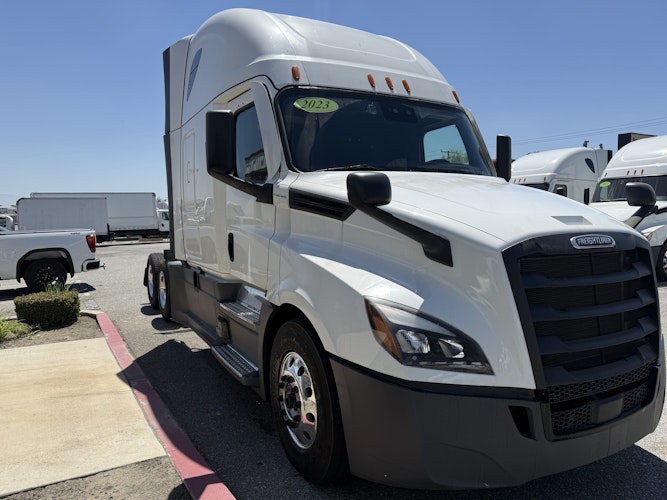 2023 Freightliner Cascadia 126" Sleeper Cab photo 2