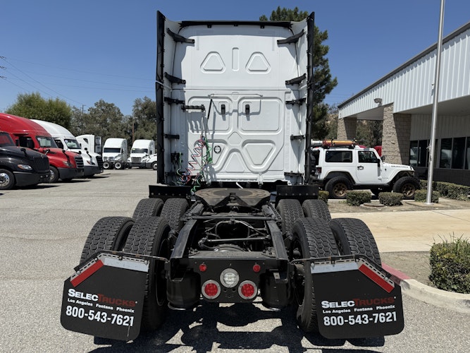 2023 Freightliner Cascadia 126" Sleeper Cab photo 3