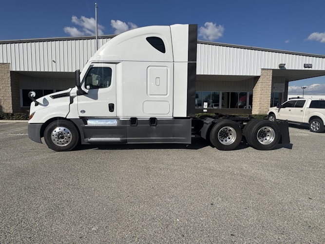 2023 Freightliner Cascadia 126" Sleeper Cab photo 2
