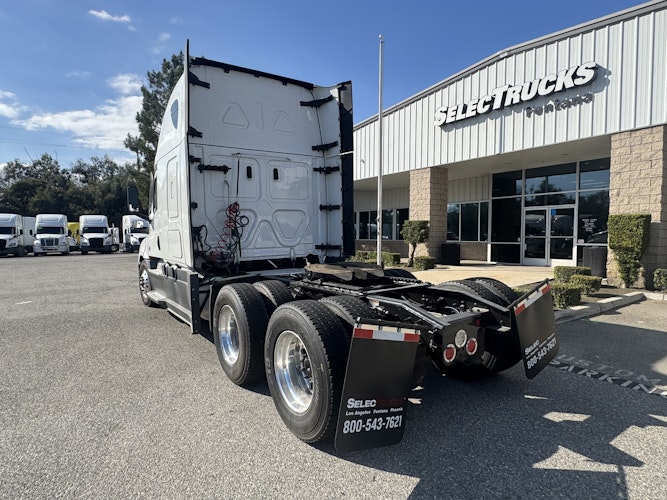 2023 Freightliner Cascadia 126" Sleeper Cab photo 3