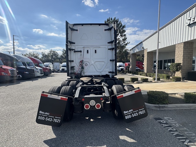 2023 Freightliner Cascadia 126" Sleeper Cab photo 4