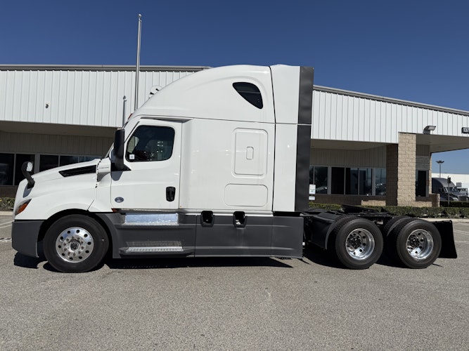 2023 Freightliner Cascadia 126" Sleeper Cab photo 2