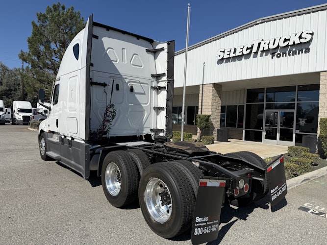 2023 Freightliner Cascadia 126" Sleeper Cab photo 3
