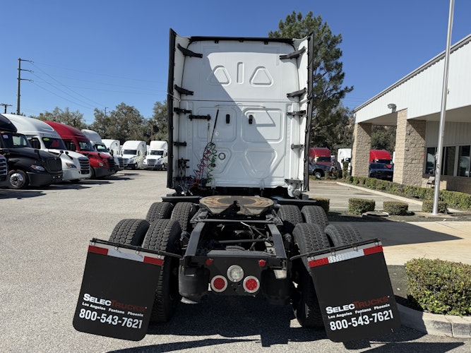 2023 Freightliner Cascadia 126" Sleeper Cab photo 4