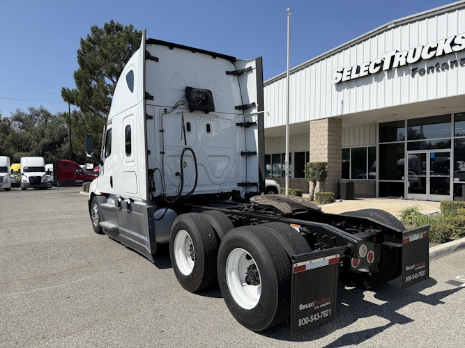2021 Freightliner Cascadia 126" Sleeper Cab photo 4