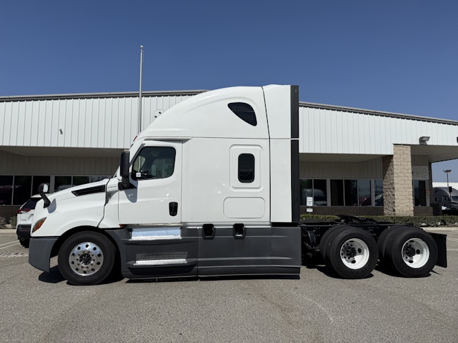 2021 Freightliner Cascadia 126" Sleeper Cab photo 3