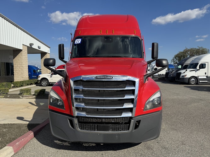2022 Freightliner Cascadia 126" Sleeper Cab photo 2