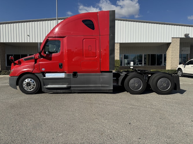 2022 Freightliner Cascadia 126" Sleeper Cab photo 3