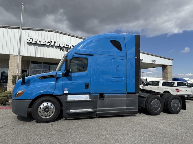 2022 Freightliner Cascadia 126" Sleeper Cab photo 2
