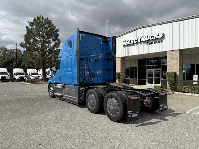 2022 Freightliner Cascadia 126" Sleeper Cab photo 3