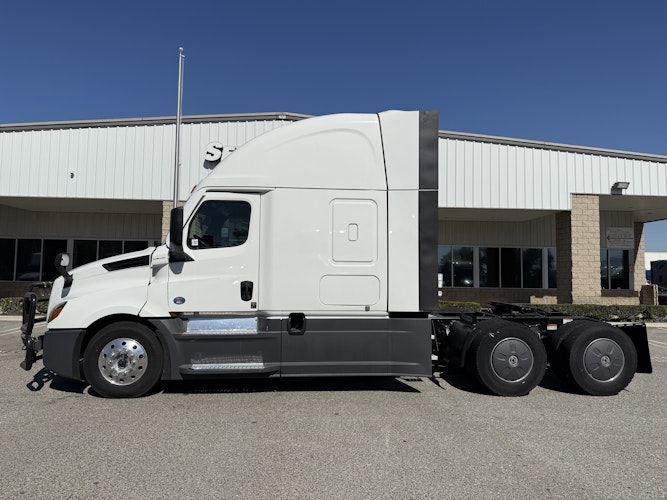 2023 Freightliner Cascadia 126" Sleeper Cab photo 2