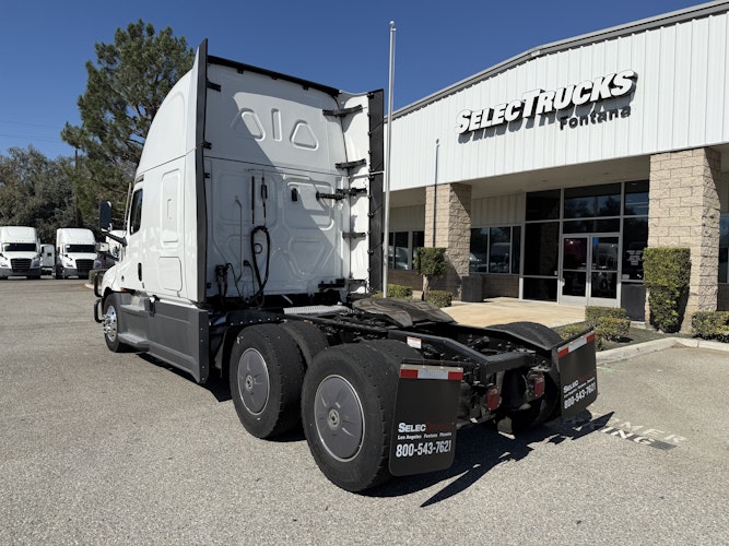 2023 Freightliner Cascadia 126" Sleeper Cab photo 3