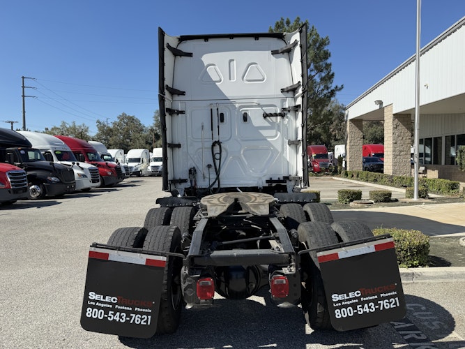 2023 Freightliner Cascadia 126" Sleeper Cab photo 4