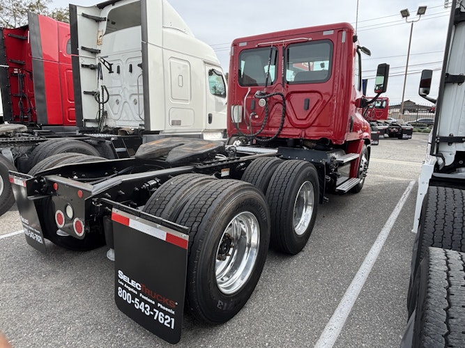 2020 Freightliner Cascadia 113" sleeper cab photo 3