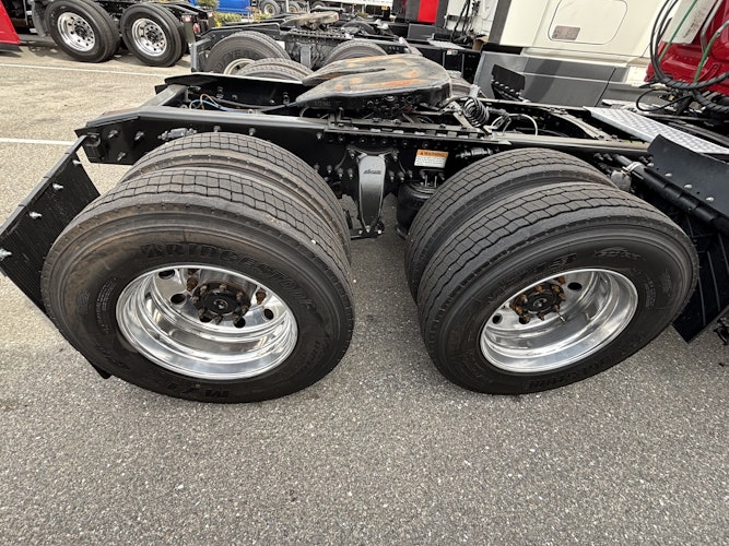 2020 Freightliner Cascadia 113" sleeper cab photo 4