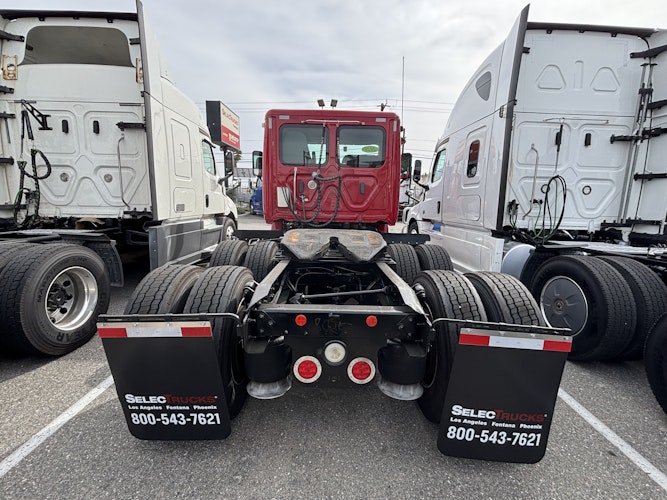2020 Freightliner Cascadia 113" sleeper cab photo 2