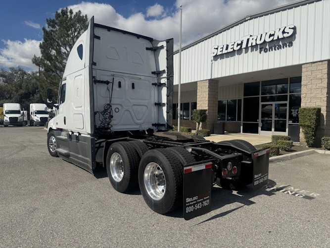 2023 Freightliner Cascadia 126" Sleeper Cab photo 2