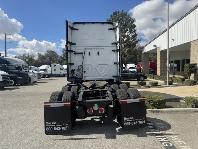 2023 Freightliner Cascadia 126" Sleeper Cab photo 3