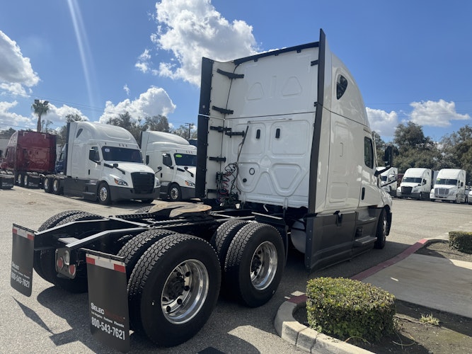 2023 Freightliner Cascadia 126" Sleeper Cab photo 4