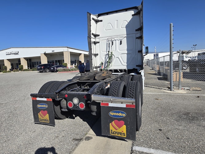 2023 Freightliner Cascadia 126" Sleeper Cab photo 4