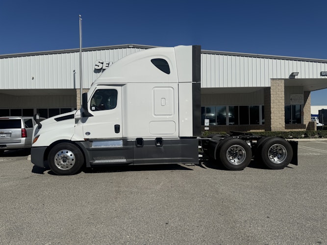 2023 Freightliner Cascadia 126" Sleeper Cab photo 2