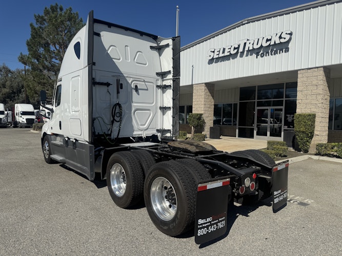 2023 Freightliner Cascadia 126" Sleeper Cab photo 3
