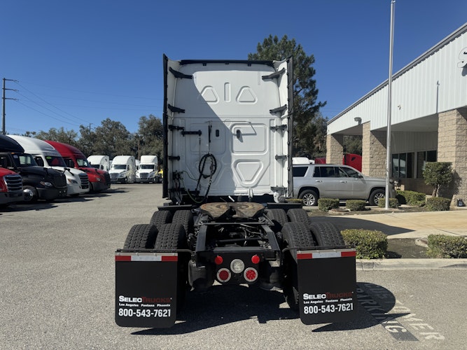 2023 Freightliner Cascadia 126" Sleeper Cab photo 4
