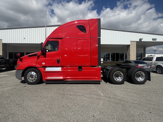 2021 Freightliner Cascadia 126" Sleeper Cab photo 2