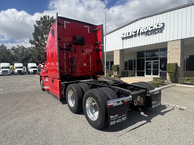2021 Freightliner Cascadia 126" Sleeper Cab photo 3