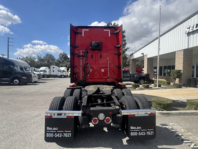 2021 Freightliner Cascadia 126" Sleeper Cab photo 4