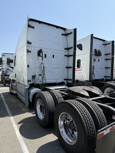 2023 Freightliner Cascadia 126" Sleeper Cab photo 2