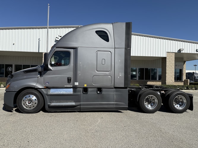 2021 Freightliner Cascadia 126" Sleeper Cab photo 2