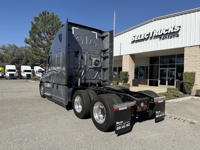 2021 Freightliner Cascadia 126" Sleeper Cab photo 3
