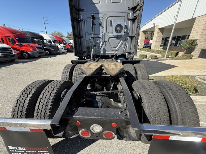 2021 Freightliner Cascadia 126" Sleeper Cab photo 4