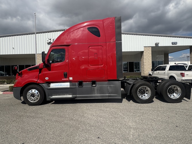 2020 Freightliner Cascadia 126" Sleeper Cab photo 3