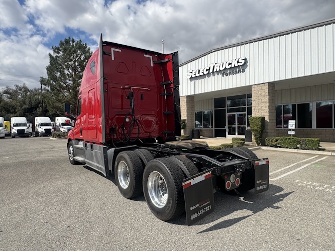 2020 Freightliner Cascadia 126" Sleeper Cab photo 4