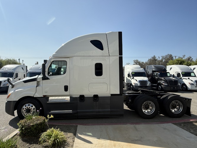 2021 Freightliner Cascadia 126" Sleeper Cab photo 2