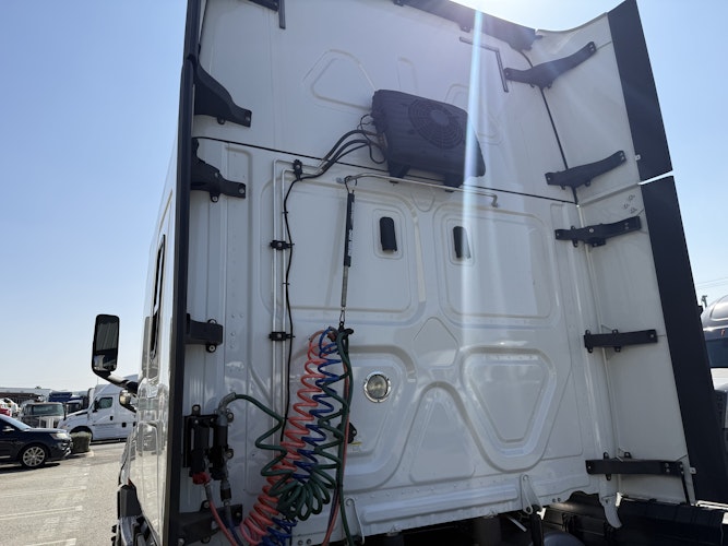 2021 Freightliner Cascadia 126" Sleeper Cab photo 3
