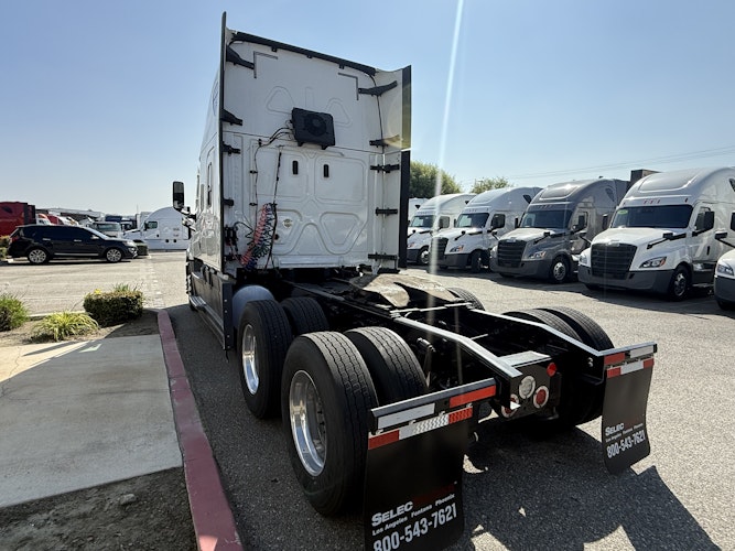 2021 Freightliner Cascadia 126" Sleeper Cab photo 4