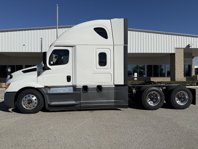 2021 Freightliner Cascadia 126" Sleeper Cab photo 2