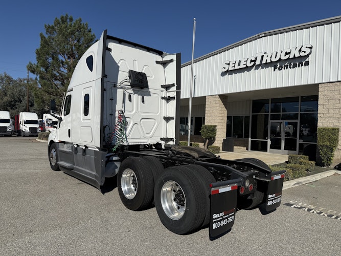 2021 Freightliner Cascadia 126" Sleeper Cab photo 3