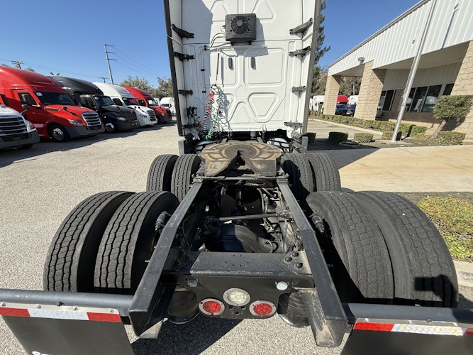 2021 Freightliner Cascadia 126" Sleeper Cab photo 4