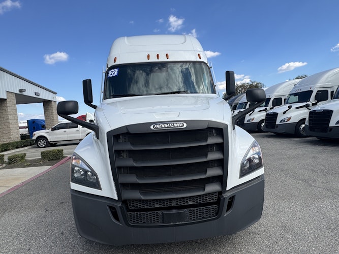 2022 Freightliner Cascadia 126" Sleeper Cab photo 2