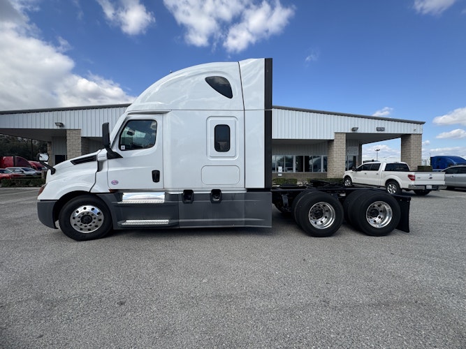 2022 Freightliner Cascadia 126" Sleeper Cab photo 3